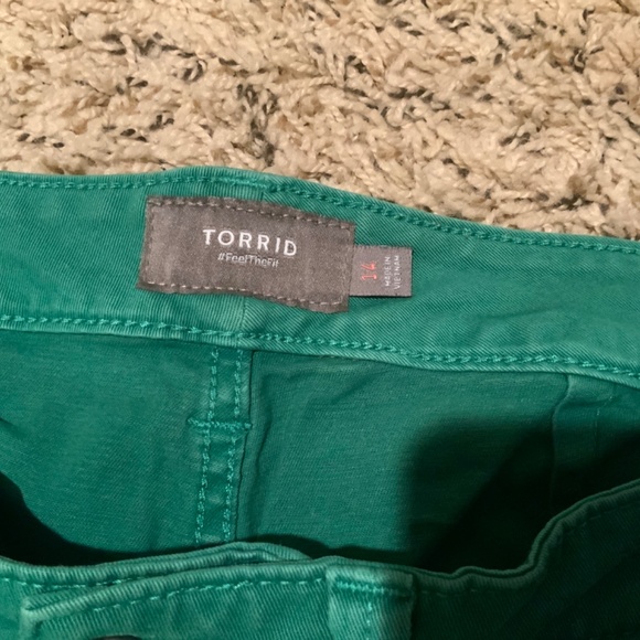 Torrid Women’s Size 14 Button Fly Shorts Pine Green 4” Inseam - Picture 2 of 4